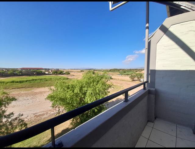 6 BEDROOM APARTMENT FOR SALE IN UITZICHT